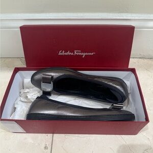 Salvatore Ferragamo
Women's Gray Silver Bow
Flats